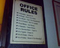 18 najbolj neumnih pravil ravnanja na delovnem mestu