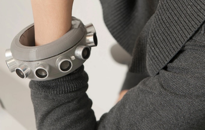 Američani so ustvarili zapestnico, ki blokira mikrofone.