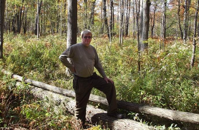 Američan je yeti večkrat fotografiral v gozdu