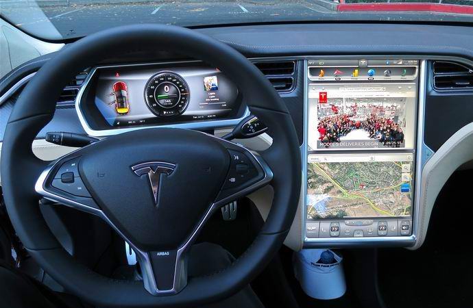 Američan umrl v vožnji električnega avtomobila na avtopilotu