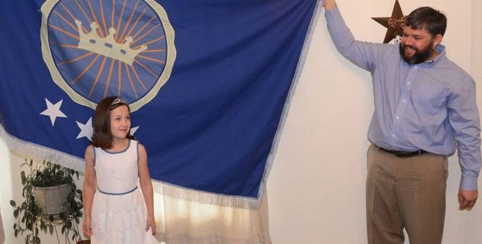 Američan je svojo hčer naredil za princeso v samo ustvarjenem kraljestvu.