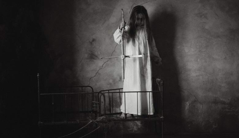 Američan je na pametni telefon posnel pesem o srhljivi deklici