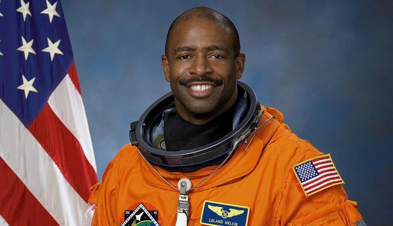 Ameriški astronavt je poročal, da je v svojem šatlu videl vesoljca