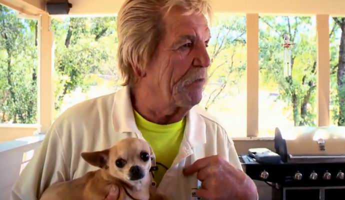 Ameriški upokojenec je pretepel medveda in ščitil pse.