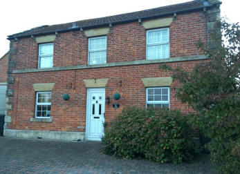 Angleška ženska je fotografirala duha v oknu svoje hiše.