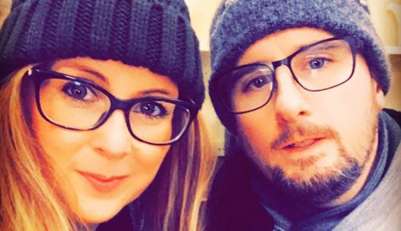 Angleški par se je fotografiral v starem gradu duhovitega meniha