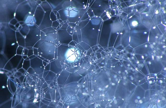 Nenormalno vedenje milne pene, posnete na videoposnetku.