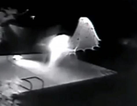 Nenormalen pojav je bil posnet na kamero ob bazenu.