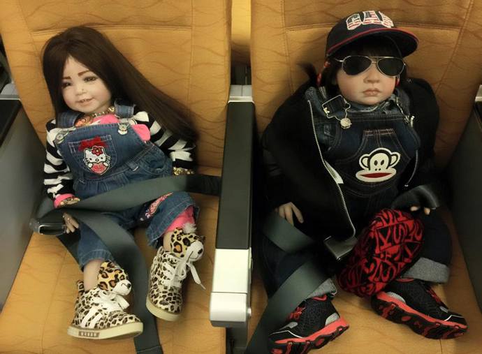 Tajska letalska družba se je odločila, da bo lutkam enakovredno postregla z ljudmi.