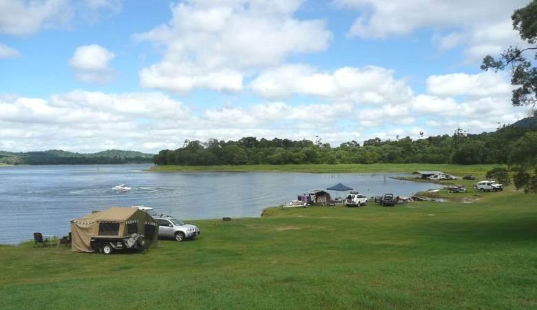 Avstralci so na nebu ujeli nerazložljiv temen predmet.