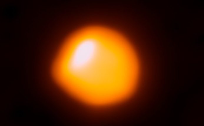 Betelgeuse še naprej bledi in nimamo pojma, zakaj 