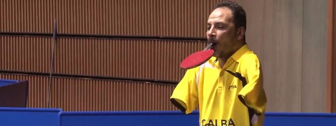 Brezmadežni teniški igralec daje lekcije poguma