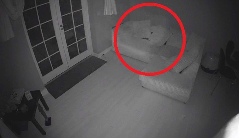 Bledi duhovi so leteli tik pred kamero.