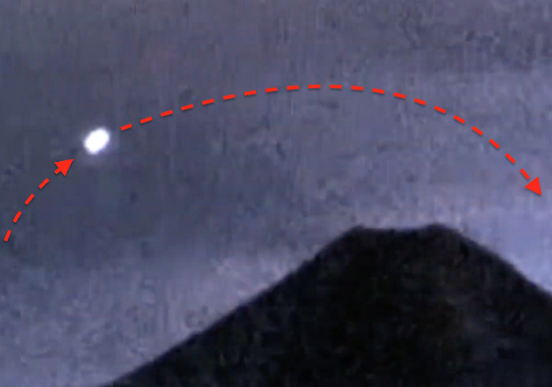 Veliki žareči NLP je letel nad mehiškim vulkanom Colima.