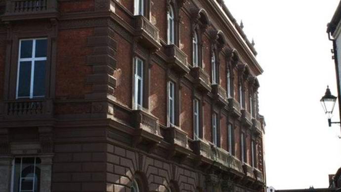 Britanci izganjajo hudobnega duha iz mestne hiše