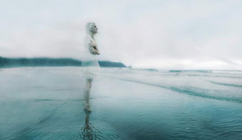 Britanec je fotografiral skrivnostnega belega duha ob reki.