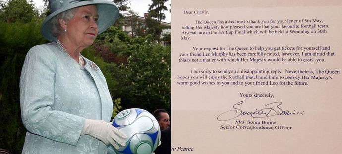 Britanska kraljica ni hotela pomagati nogometnemu navijaču
