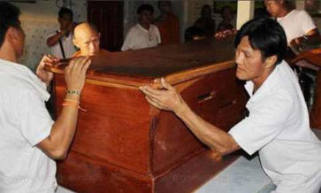 Budistični menih je obljubil, da se bo upočasnil do spontanega izgorevanja.