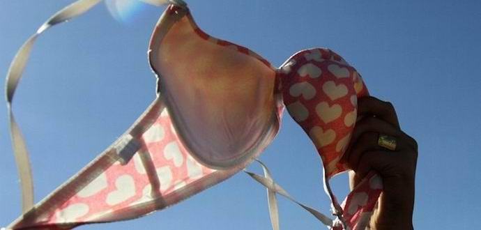 Modrček, kot neprebojni jopič, je žensko rešil pred nabojem