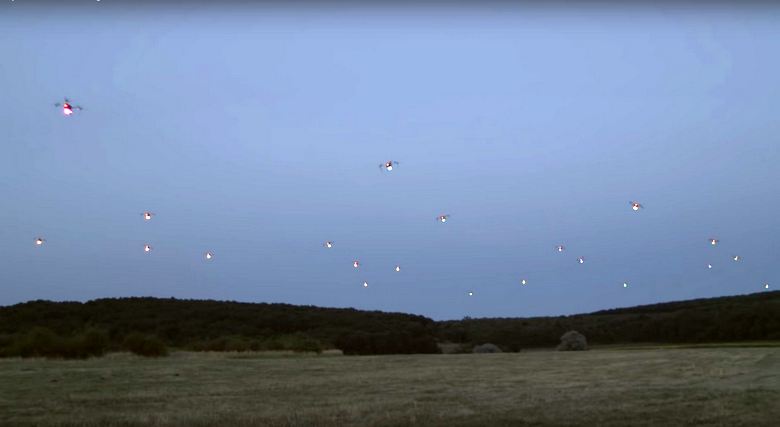 Samoorganizirajoči se roji miniaturnih dronov - nova smer v robotiki