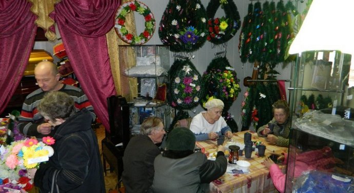 Čaj za veterane med pogrebnimi venci in krste