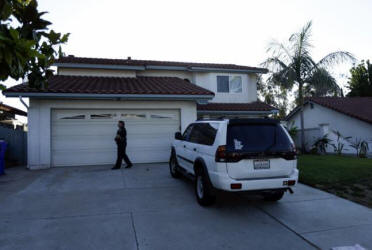 Nevidni moški je poskusil razbiti vrata?