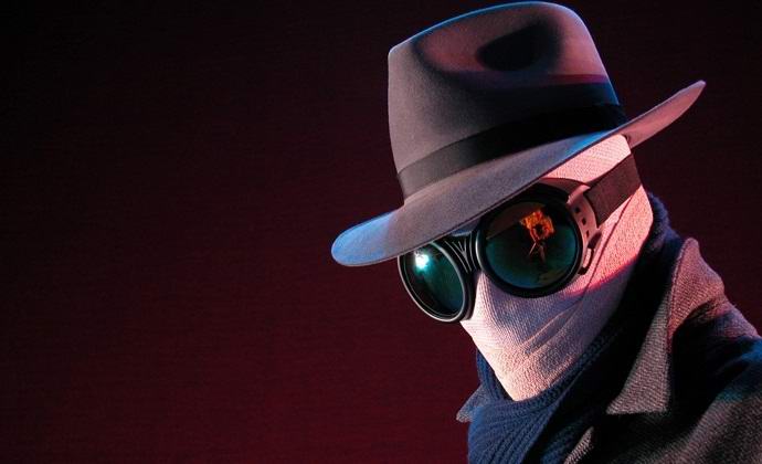 Nevidni moški skoči v vodnjak v skrivnostnem videu