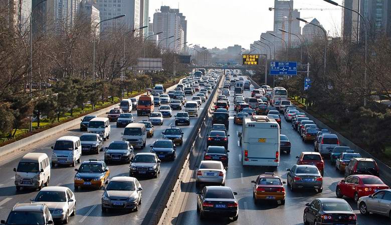 Moški se je od nikoder pojavil na cesti in povzročil nesrečo.