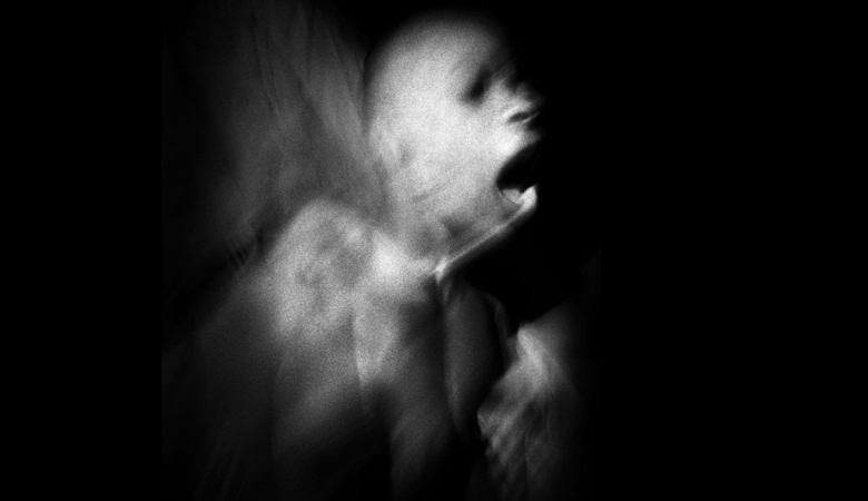 Črna duhovita entiteta je udarila v nadzorno kamero.