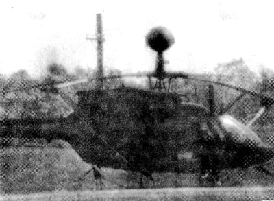 Črni helikopter preganja ljudi.