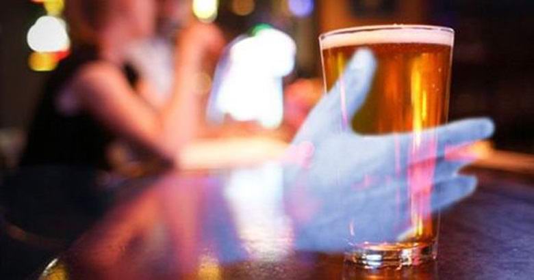 Pekel angleškega puba je zašel v objektiv nadzorne kamere.