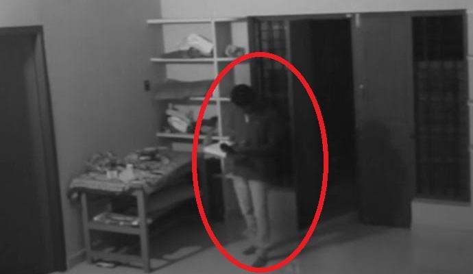 Hudič je napadel človeka iz omare