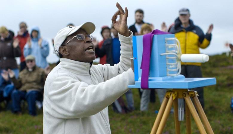 Pripadniki verskega gibanja duhovno energijo dajejo v posebno