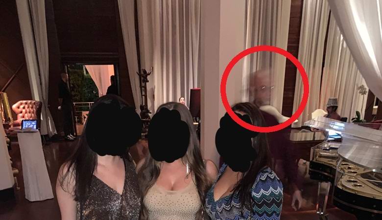 Na praznični zabavi je bilo fotografirano nekaj čudnega