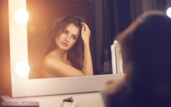 kaj se bo zgodilo, če se dolgo pogledaš v ogledalo 