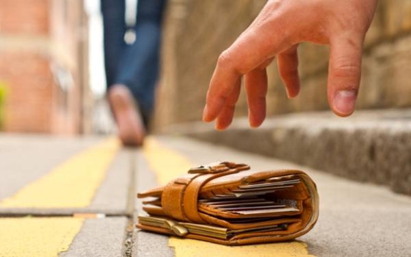 našel denar na ulici, čemu je namenjen 