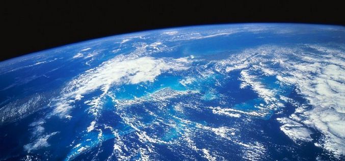 Kaj ali kdo nam pomaga, da se izognemo univerzalni katastrofi?