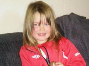 Noro deklica je hodila pet kilometrov po avtocesti, ne da bi pri tem škodovala sebi