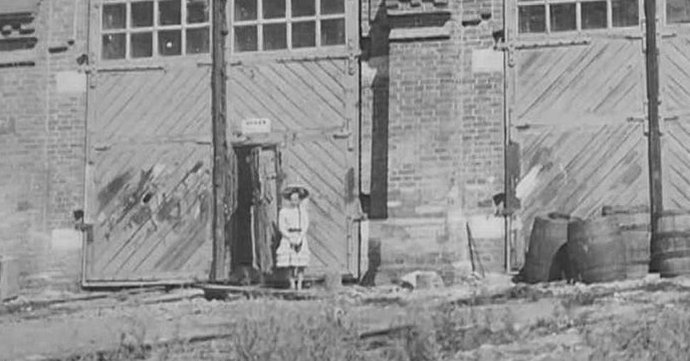 Deklica duha začetka prejšnjega stoletja