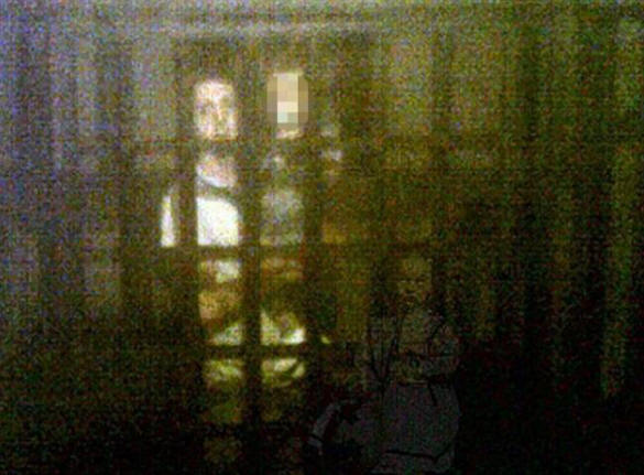 Deklica duh je padla na fotografije obiskovalcev muzeja.