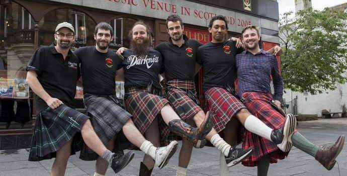 Nadlegovanje obiskovalcev škotske natakarje noče nositi kiltov