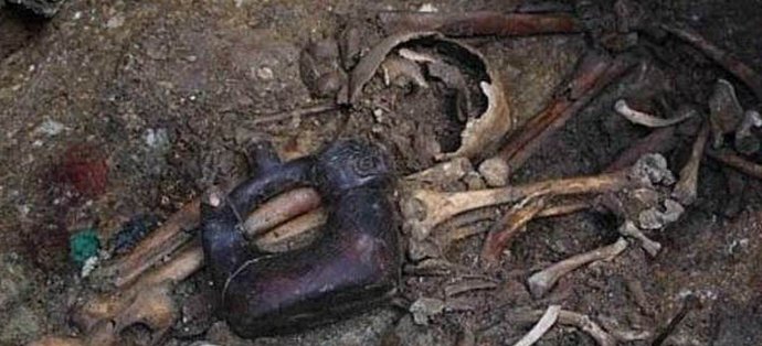 Starodavno pokopališče ljudi z razširjenimi lobanjami