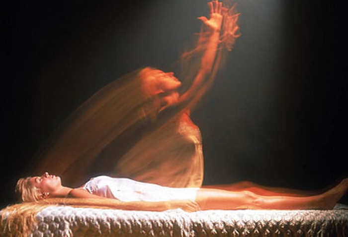 Duša pokojnika odleti stran od telesa. Video.