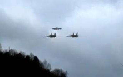 Dva vojaška letala spremljata NLP, kakovostno streljanje iz Italije.