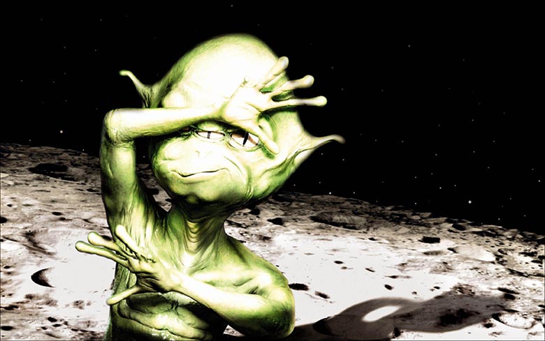 George Graham je na površini lune našel humanoida in zvezdano ladjo.