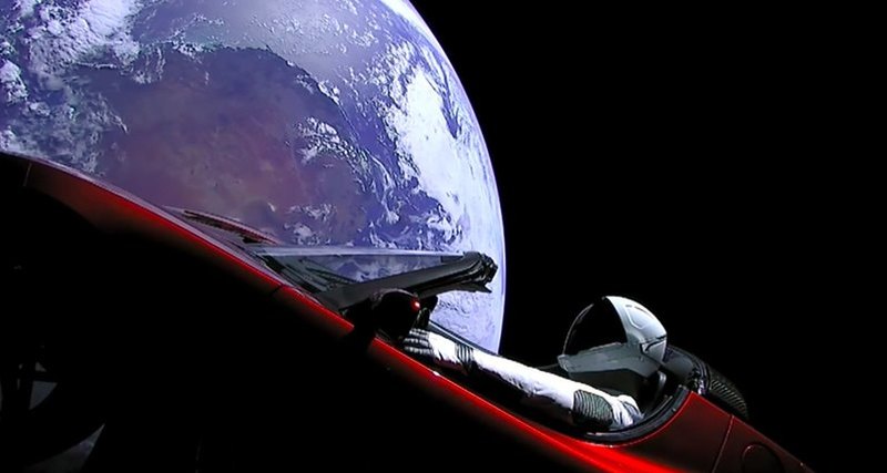 Tesla električni avtomobil je naredil prvo revolucijo okoli sonca