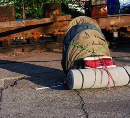 Ta nahrbtnik se zloži v polno prenosno zavetišče.