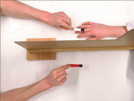 Raziskovalec s čopičem boža realne in nevidne roke na različnih straneh zaslona. (Fotografijo avtorjev dela.)