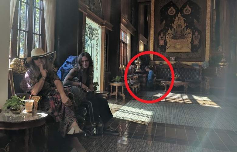 Fotografija ženske, ki je zrasla v tla, je zmedla uporabnike.