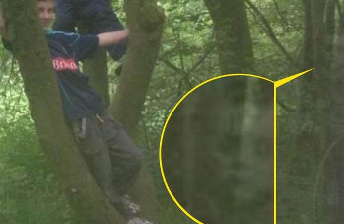 Angleščina je fotografirala svoje sinove in ujela zastrašujoč duh.